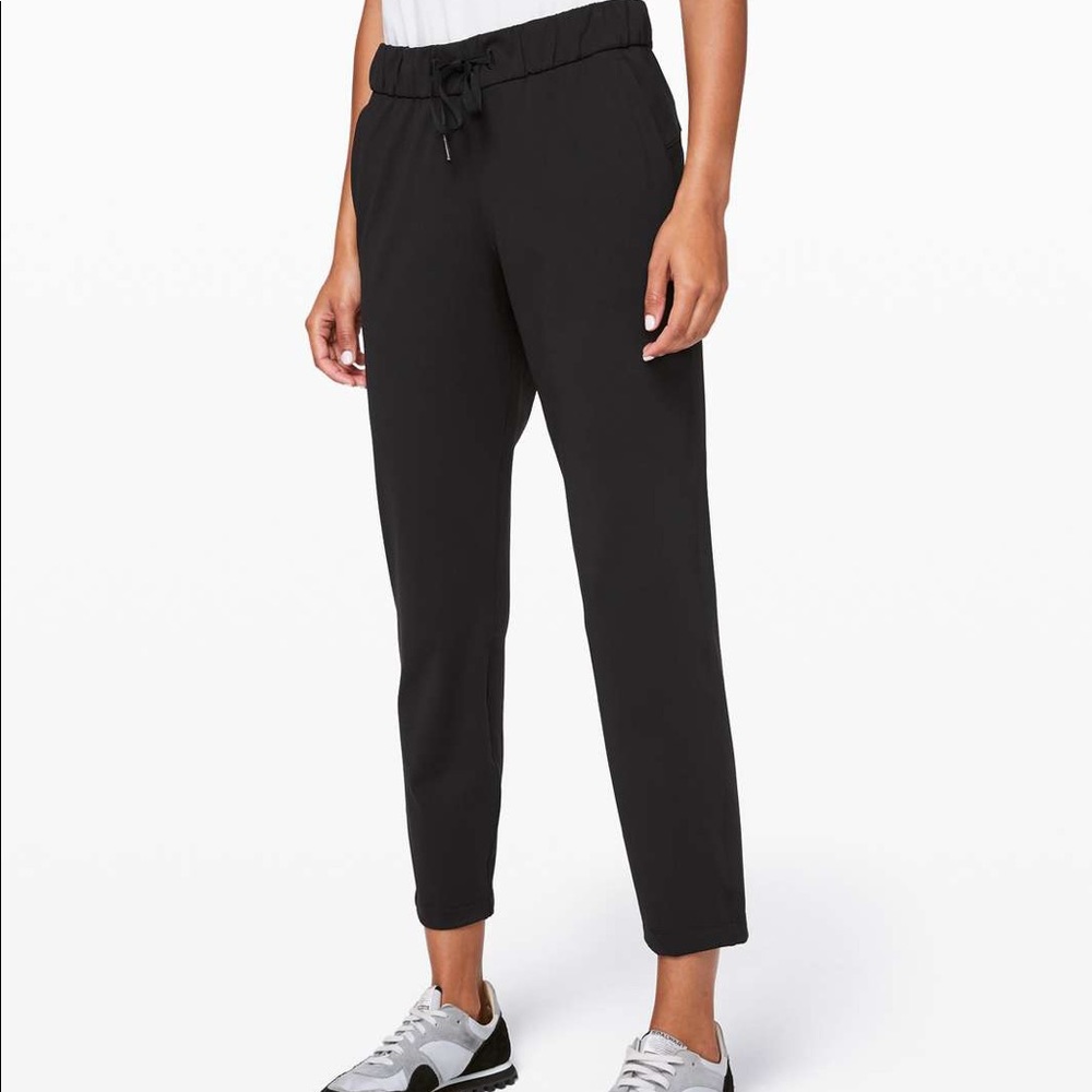Lululemon On The Fly 7/8 Pant 25” Black in Size 6